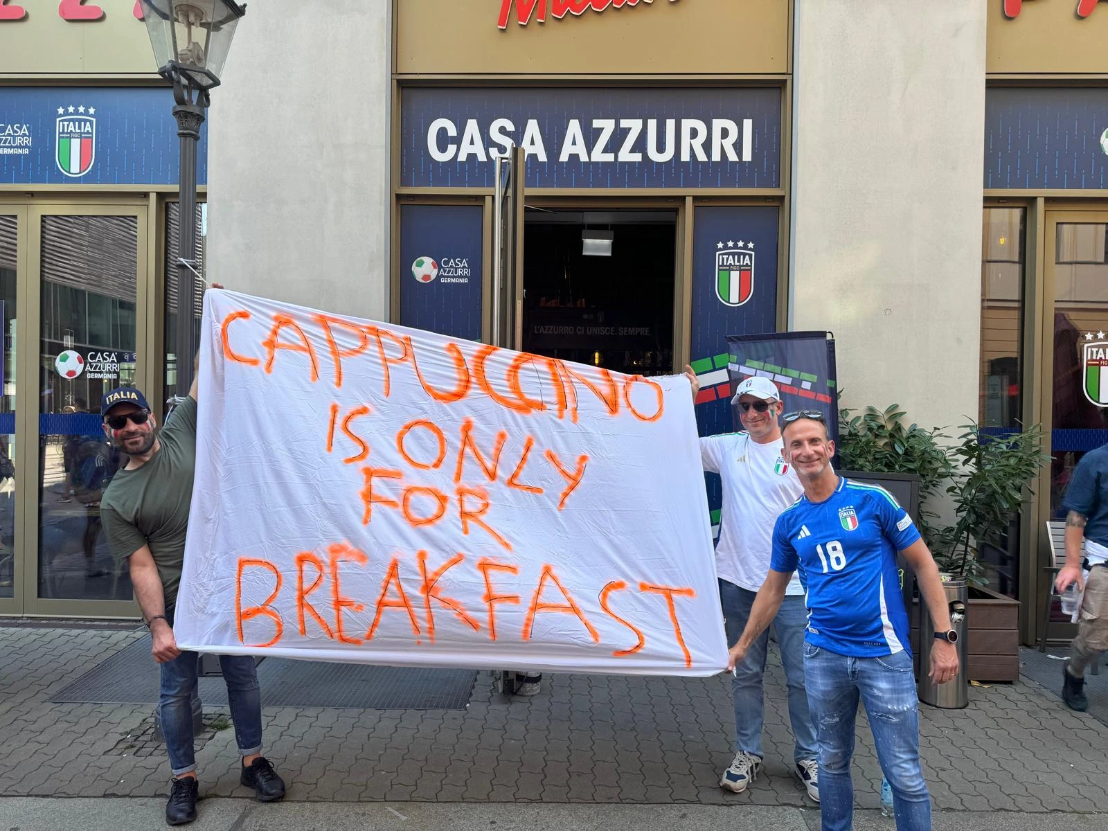 I fondatori CIOFB con lo striscione davanti a Casa Azzurri, Lipsia